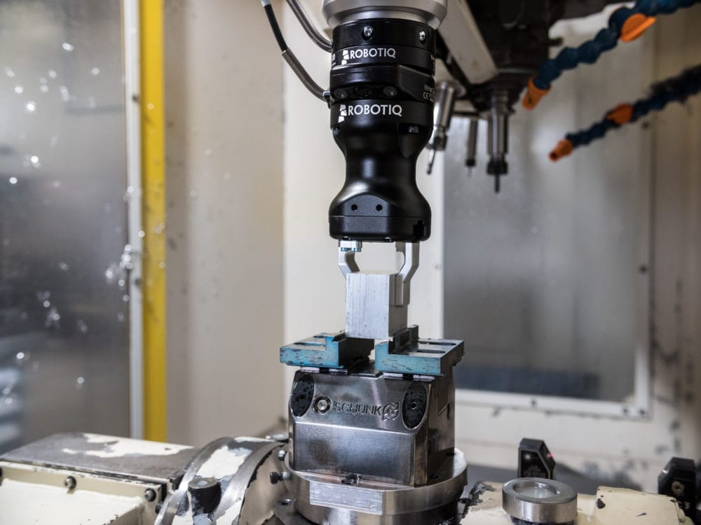 Hand-E Camera FT 300 Machine Tending-32 (1)